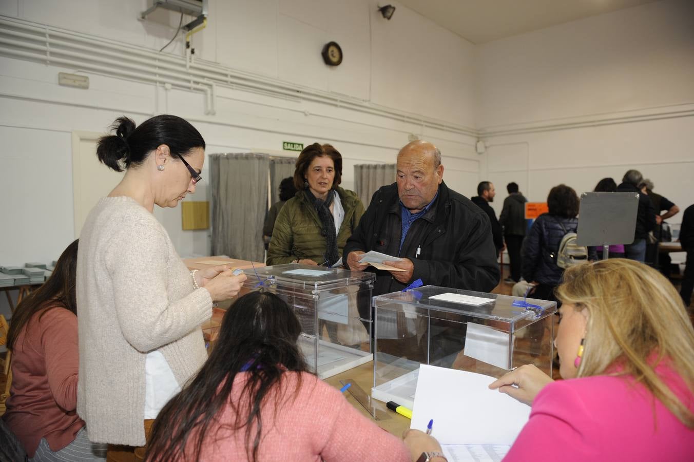 Más de medio millón de cántabros están llamados este domingo a votar en los comicios europeos, autonómicos y municipales, en la segunda jornada electoral en un mes, tras las generales del 28 de abril 