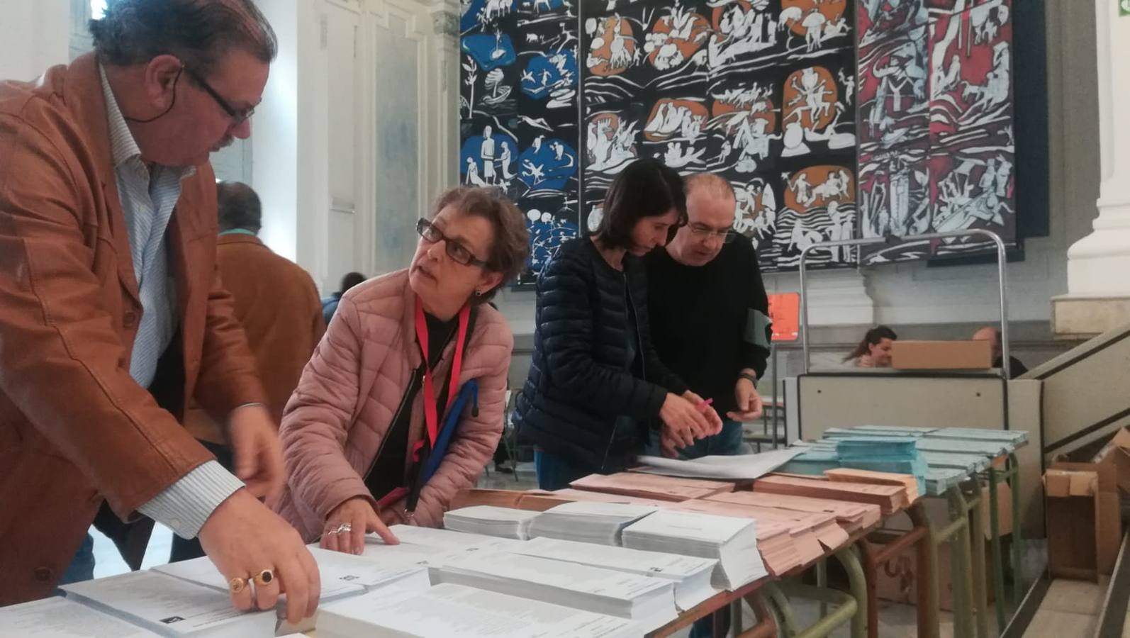 Más de medio millón de cántabros están llamados este domingo a votar en los comicios europeos, autonómicos y municipales, en la segunda jornada electoral en un mes, tras las generales del 28 de abril 