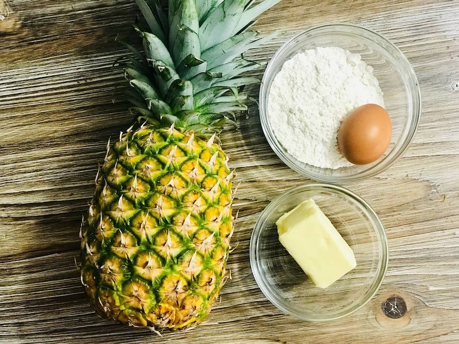 BIZCOCHO DE PIÑA. Ingredientes: 225 gramos de harina tamizada, 225 gramos de mantequilla temperatura ambiente (troceada), 225 gramos de azúcar glas tamizada, cuatro huevos L a temperatura ambiente, una cucharadita de levadura en polvo, dos cucharadas de leche entera y aroma de piña. 