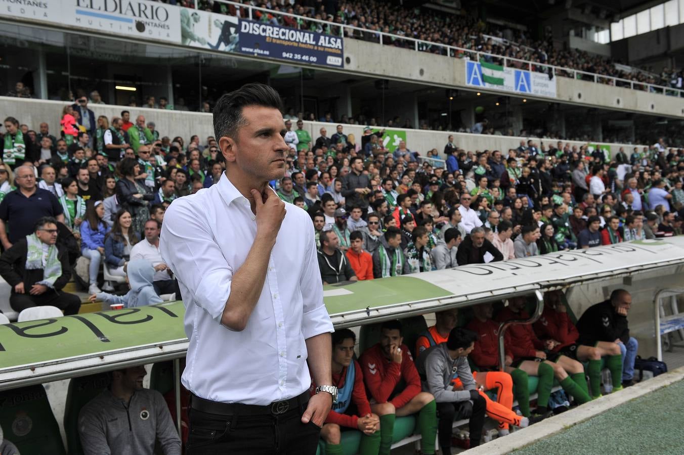 Iván Ania, pensativo en la banda, el domingo en el partido de ida del play off. 