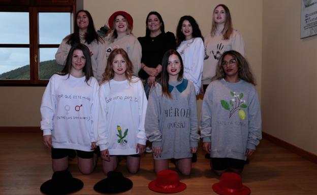 La joven de Solares Nerea Molina presentó una original colección de sudaderas.