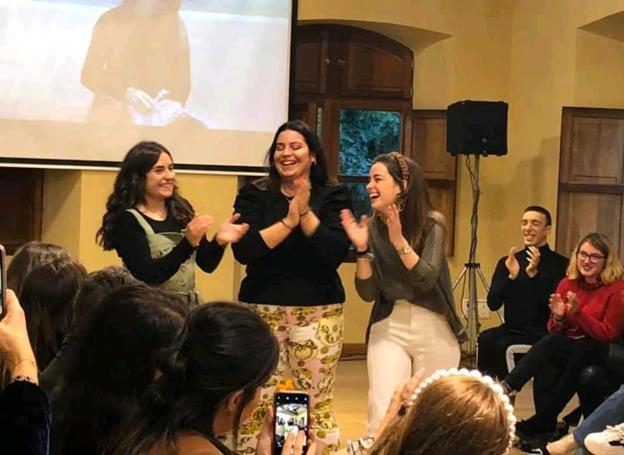 Las tres diseñadoras saludan al finalizar el show.