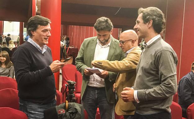 Pérez-Cosío, a la izquierda, junto a Cristóbal Palacio y Ricardo Garrudo y Armando Blanco. 