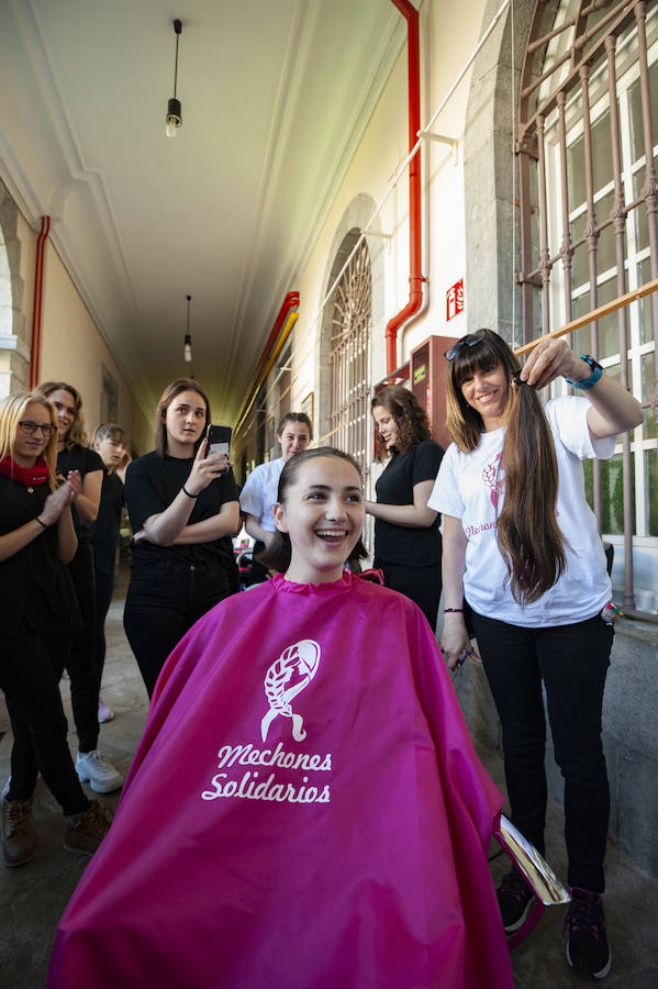 El alumnado de Formación Profesional Básica de Peluquería y Estética del Instituto Marqués de Manzanedo celebró un evento para recaudar fondos para 'Mechones Solidarios'