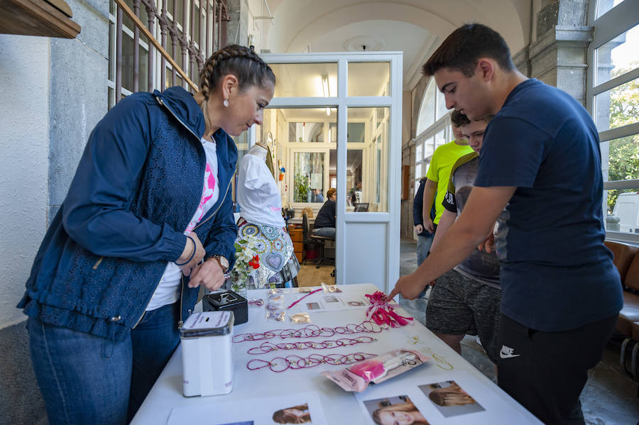 El alumnado de Formación Profesional Básica de Peluquería y Estética del Instituto Marqués de Manzanedo celebró un evento para recaudar fondos para 'Mechones Solidarios'