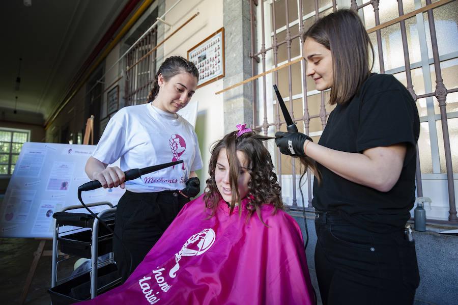 El alumnado de Formación Profesional Básica de Peluquería y Estética del Instituto Marqués de Manzanedo celebró un evento para recaudar fondos para 'Mechones Solidarios'