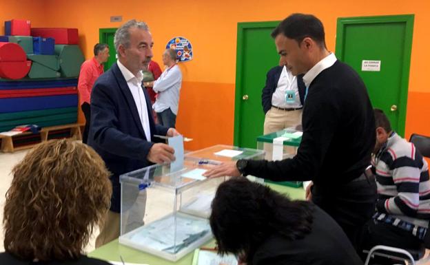 El cabeza de la lista de Vox, ÁngelBercedo, vota el pasado domingo en las elecciones municipales. 