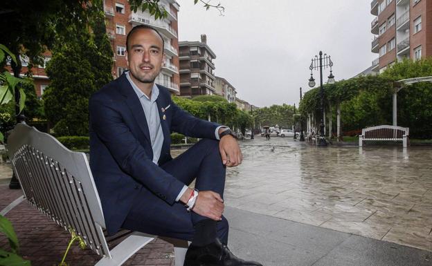 El candiato regionalista a la Alcaldía, Javier López Estrada, posa en los jardines de Pequeñeces, en el centro de Torrelavega.