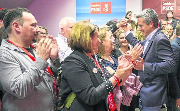 El secretario general del PSOE en Cantabria, Pablo Zuloaga, saluda a los simpatizantes que en la madrugada del domingo se acercaron a la calle Bonifaz. 