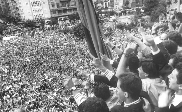 La plantilla de 1991, que entrenaba Felines, celebra el ascenso ante la masa social en el balcón del Ayuntamiento.