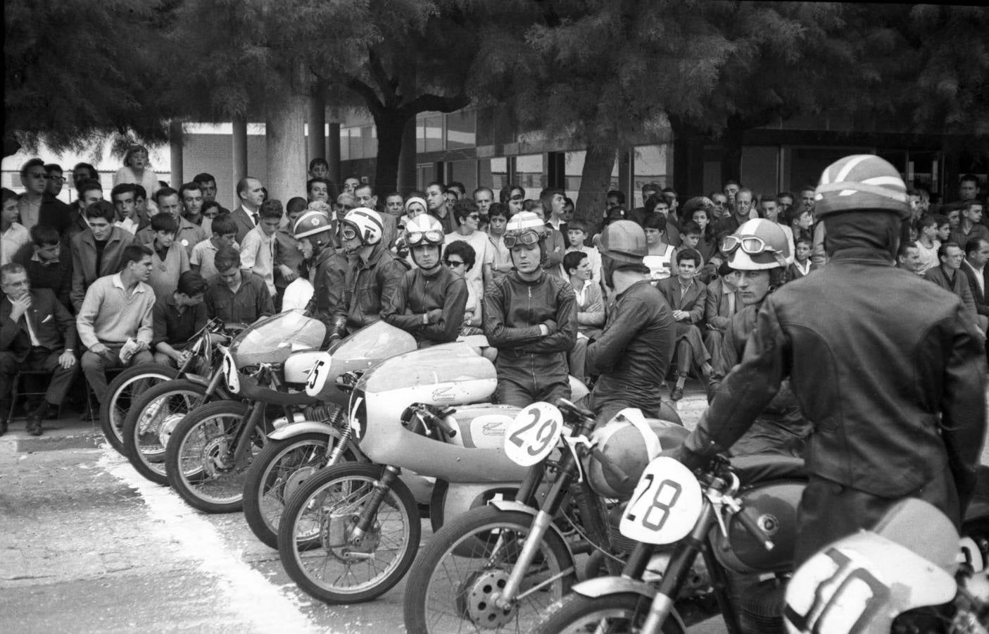 Participantes en el Circuito motorista de El Sardinero, 4 de septiembre de 1963, Fondo Pablo Hojas Llama, Centro de Documentación de la Imagen de Santander, CDIS, Ayuntamiento de Santander.