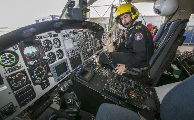 Un copiloto del helicóptero del 112, en el Aeropuerto Seve Ballesteros. 