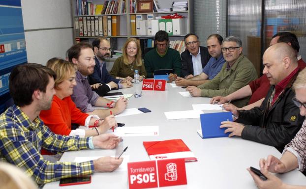 Miembros de la Ejecutiva local del PSOE, durante la reunión de ayer en la sede de La Llama.