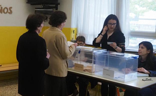 Votación en las elecciones municipales de El Astillero.