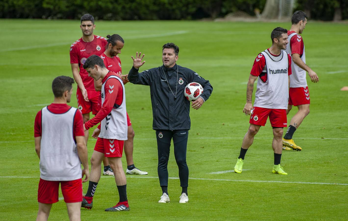 Iván Ania da instrucciones a sus jugadores en un entrenamientos de esta semana en La Albericia.