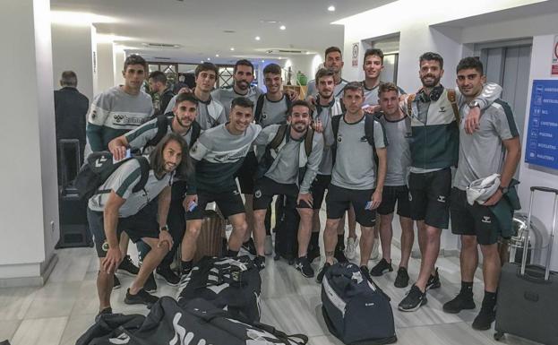 Varios miembros de la plantilla del equipo verdiblanco, a su llegada a la recepción del hotel.