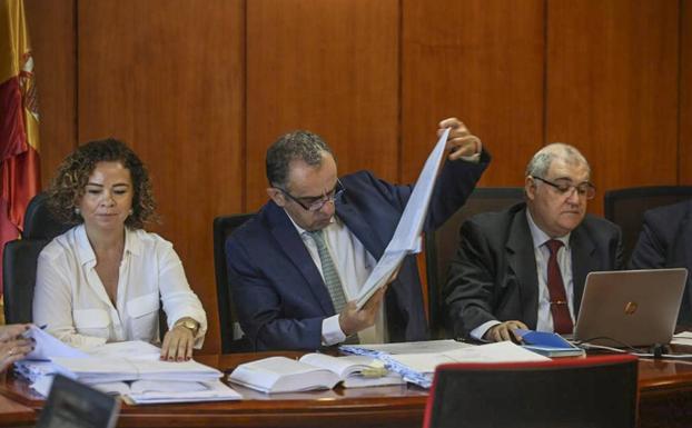 Los magistrados, revisando las actas de las mesas electorales.