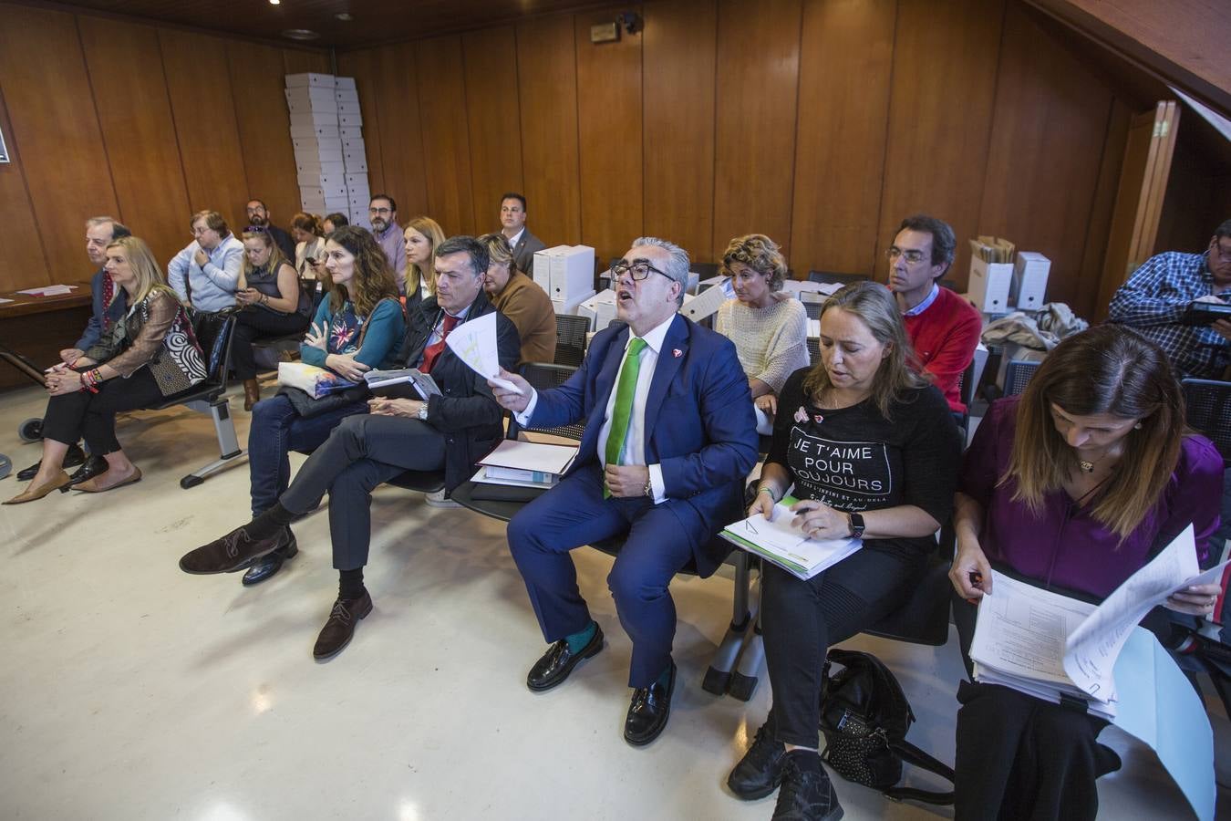 Miembros de la Junta Electoral y representantes de partidos políticos, este jueves por la mañana en Las Salesas durante el recuento de votos de las elecciones autonómicas del 26 M, tras detectarse errores en el escrutinio, 