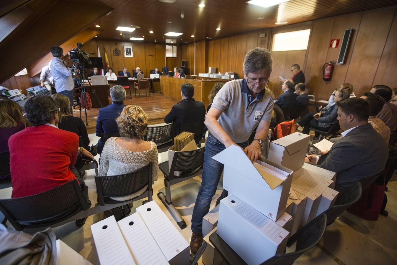 Miembros de la Junta Electoral y representantes de partidos políticos, este jueves por la mañana en Las Salesas durante el recuento de votos de las elecciones autonómicas del 26 M, tras detectarse errores en el escrutinio, 