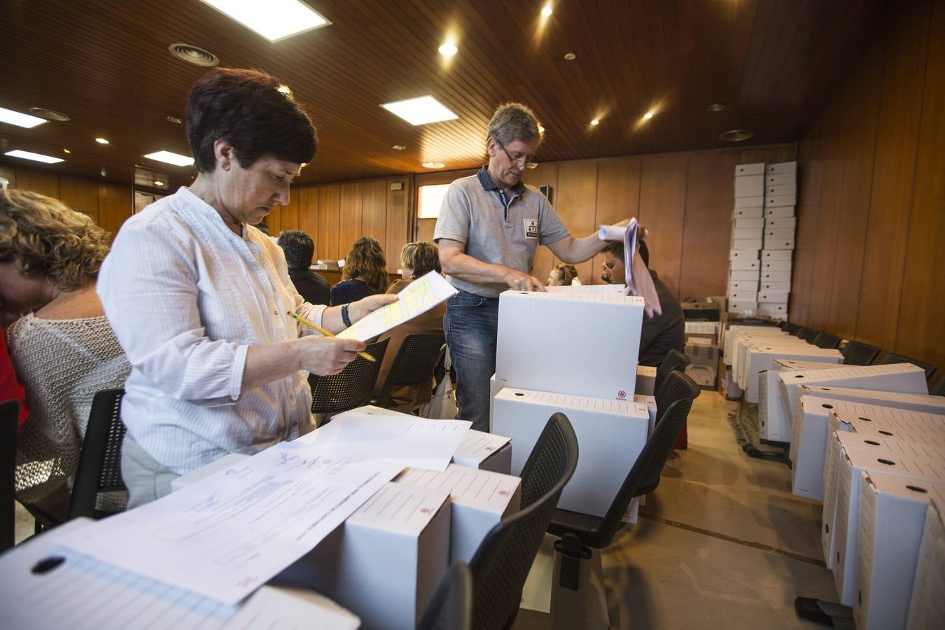 Miembros de la Junta Electoral y representantes de partidos políticos, este jueves por la mañana en Las Salesas durante el recuento de votos de las elecciones autonómicas del 26 M, tras detectarse errores en el escrutinio, 