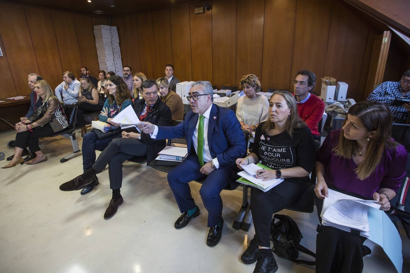 Miembros de la Junta Electoral y representantes de partidos políticos, este jueves por la mañana en Las Salesas durante el recuento de votos de las elecciones autonómicas del 26 M, tras detectarse errores en el escrutinio, 