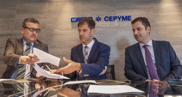 Pedro Lanza, Enrique Conde y Pedro Gómez, ayer, durante la firma del convenio en la sede de la CEOE.