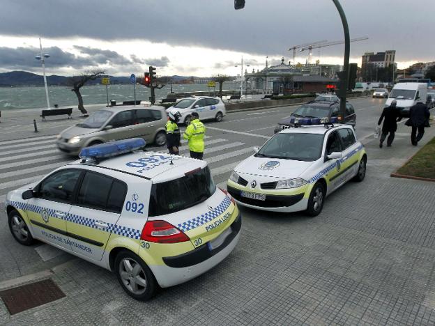 Dos patrullas de la Policía Local de Santander durante una intervención en el Paseo de Pereda.