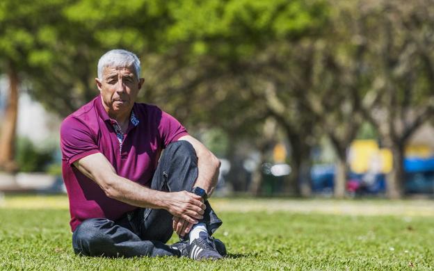 Pedro Alba, que es el jugador con más ascensos en el Racing, posa en el parque de Mesones en Santander.