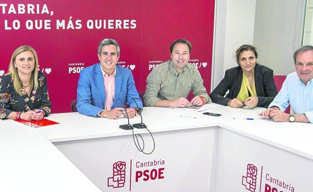 Por la izquierda, Noelia Cobo, secretaria de Organización; Pablo Zuloaga, secretario general del PSC-PSOE; Jorge Gutiérrez, Paz de la Cuesta y Javier García-Oliva, responsable de Medio Ambiente del PSOE.