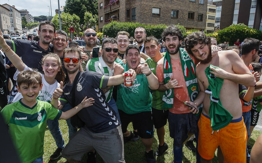 Fotos: Así celebra la afición del Racing el ascenso de su equipo a Segunda División