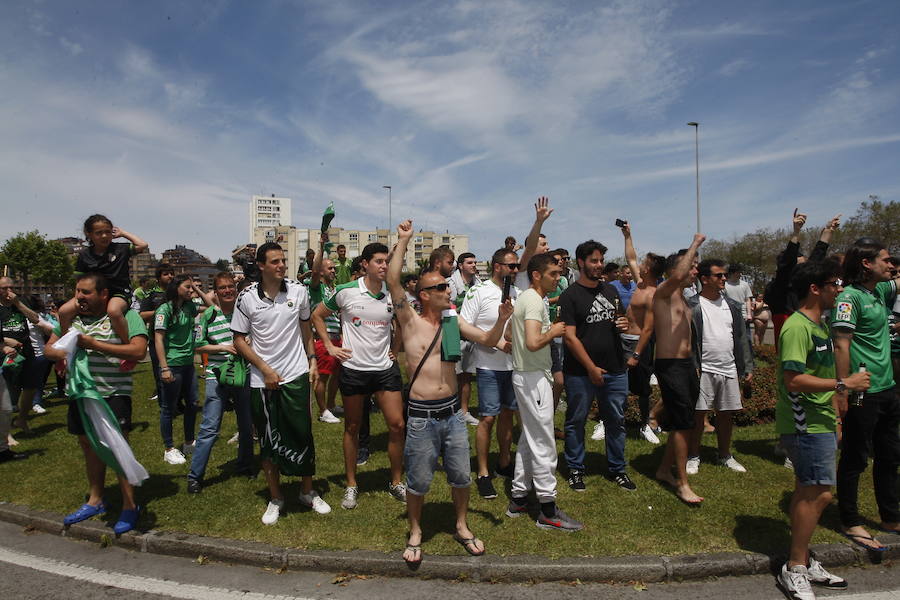 Fotos: Así celebra la afición del Racing el ascenso de su equipo a Segunda División