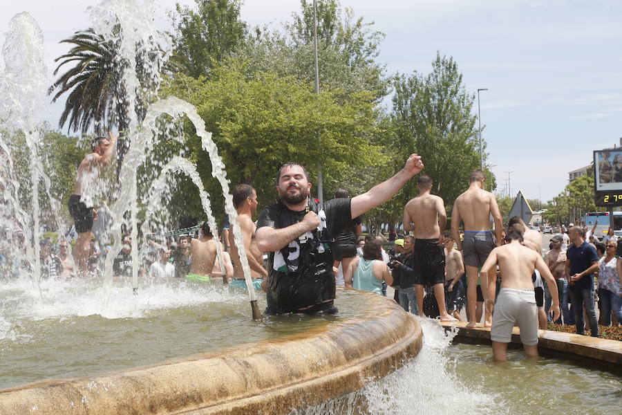 Fotos: Así celebra la afición del Racing el ascenso de su equipo a Segunda División