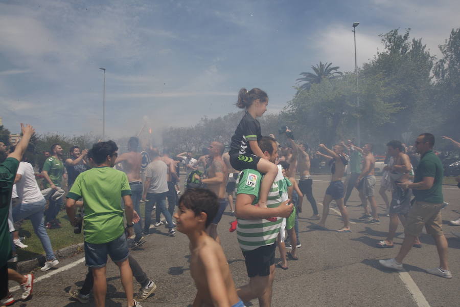 Fotos: Así celebra la afición del Racing el ascenso de su equipo a Segunda División