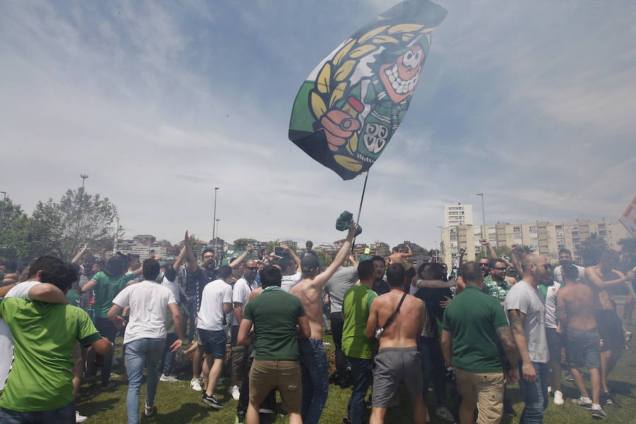 Fotos: Así celebra la afición del Racing el ascenso de su equipo a Segunda División