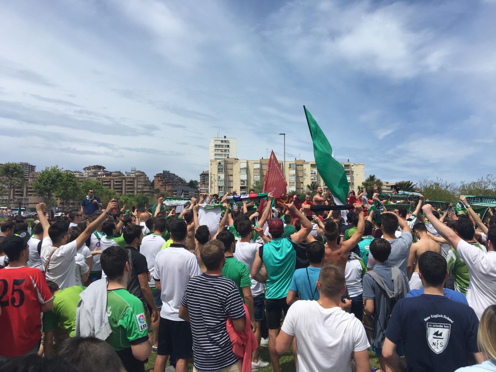 Fotos: Así celebra la afición del Racing el ascenso de su equipo a Segunda División