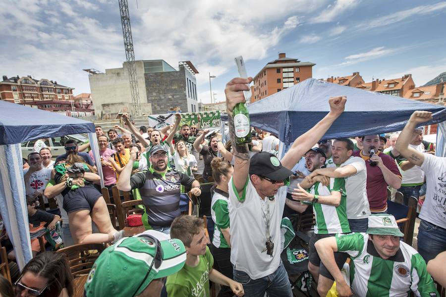 Fotos: Así celebra la afición del Racing el ascenso de su equipo a Segunda División