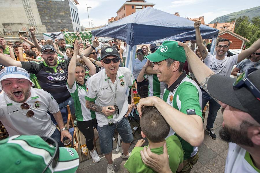 Fotos: Así celebra la afición del Racing el ascenso de su equipo a Segunda División