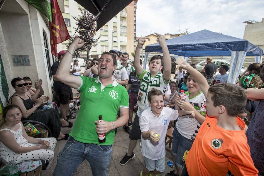 Fotos: Así celebra la afición del Racing el ascenso de su equipo a Segunda División