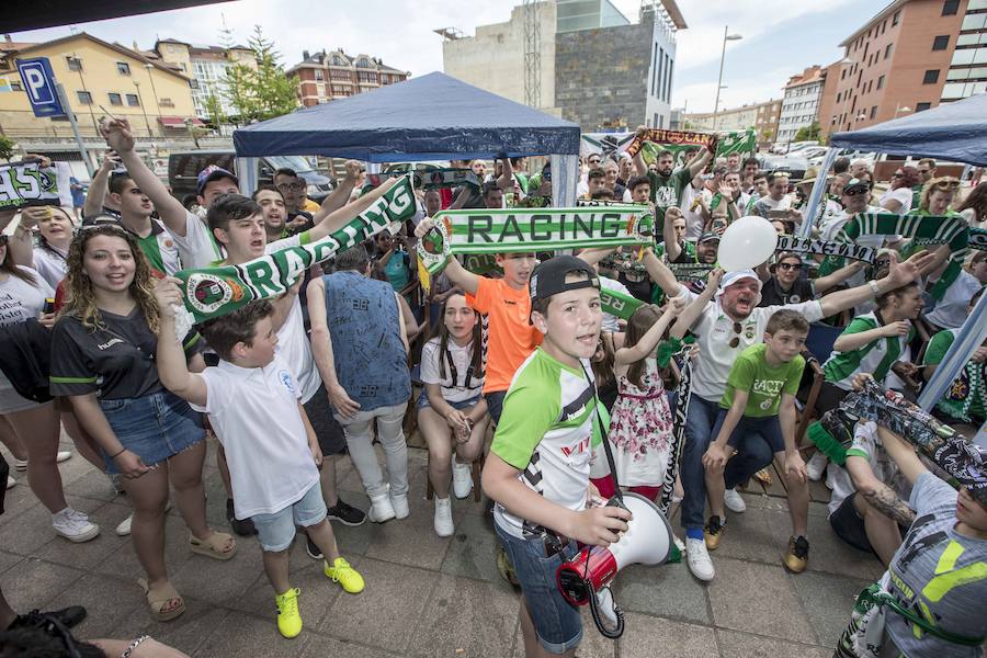 Fotos: Así celebra la afición del Racing el ascenso de su equipo a Segunda División