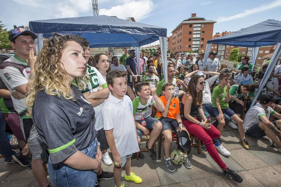 Fotos: Así celebra la afición del Racing el ascenso de su equipo a Segunda División