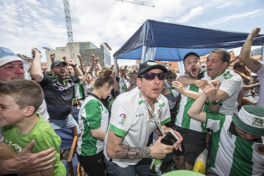 Fotos: Así celebra la afición del Racing el ascenso de su equipo a Segunda División