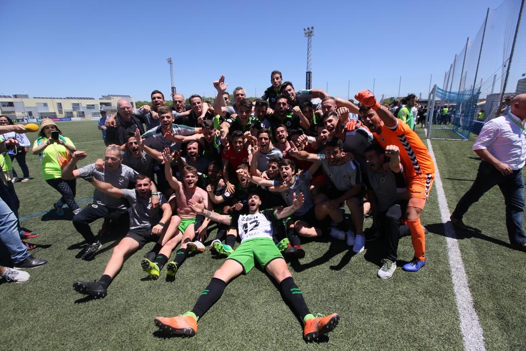 Fotos: Así celebran los jugadores del Racing y el equipo técnico el ascenso a Segunda División