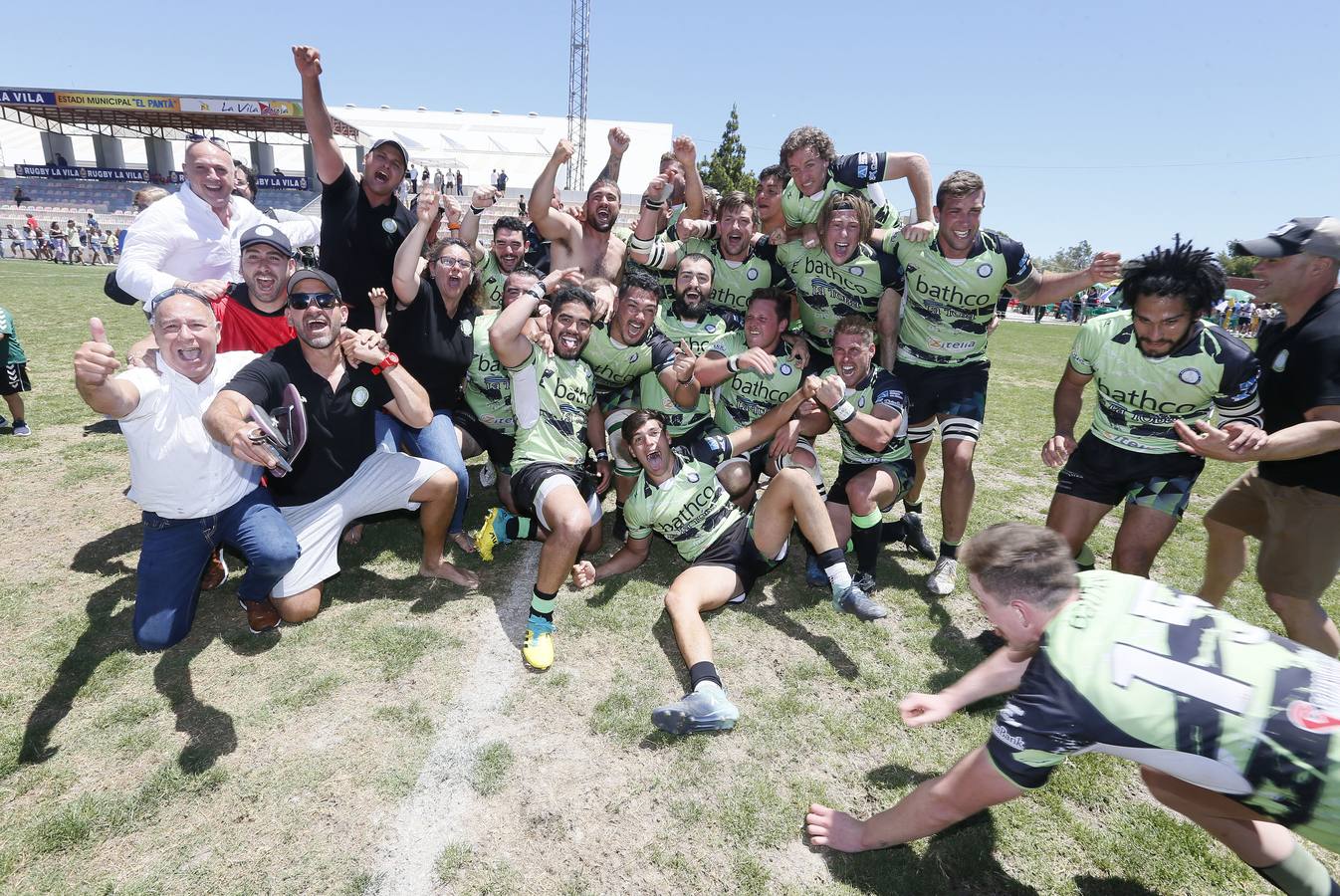 Así ha sido el partido que ha supuesto el ascenso de los cántabros y la celebración posteior del equipo y su afición.