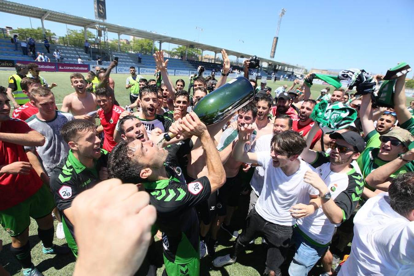 Fotos: Así celebran los jugadores del Racing y el equipo técnico el ascenso a Segunda División