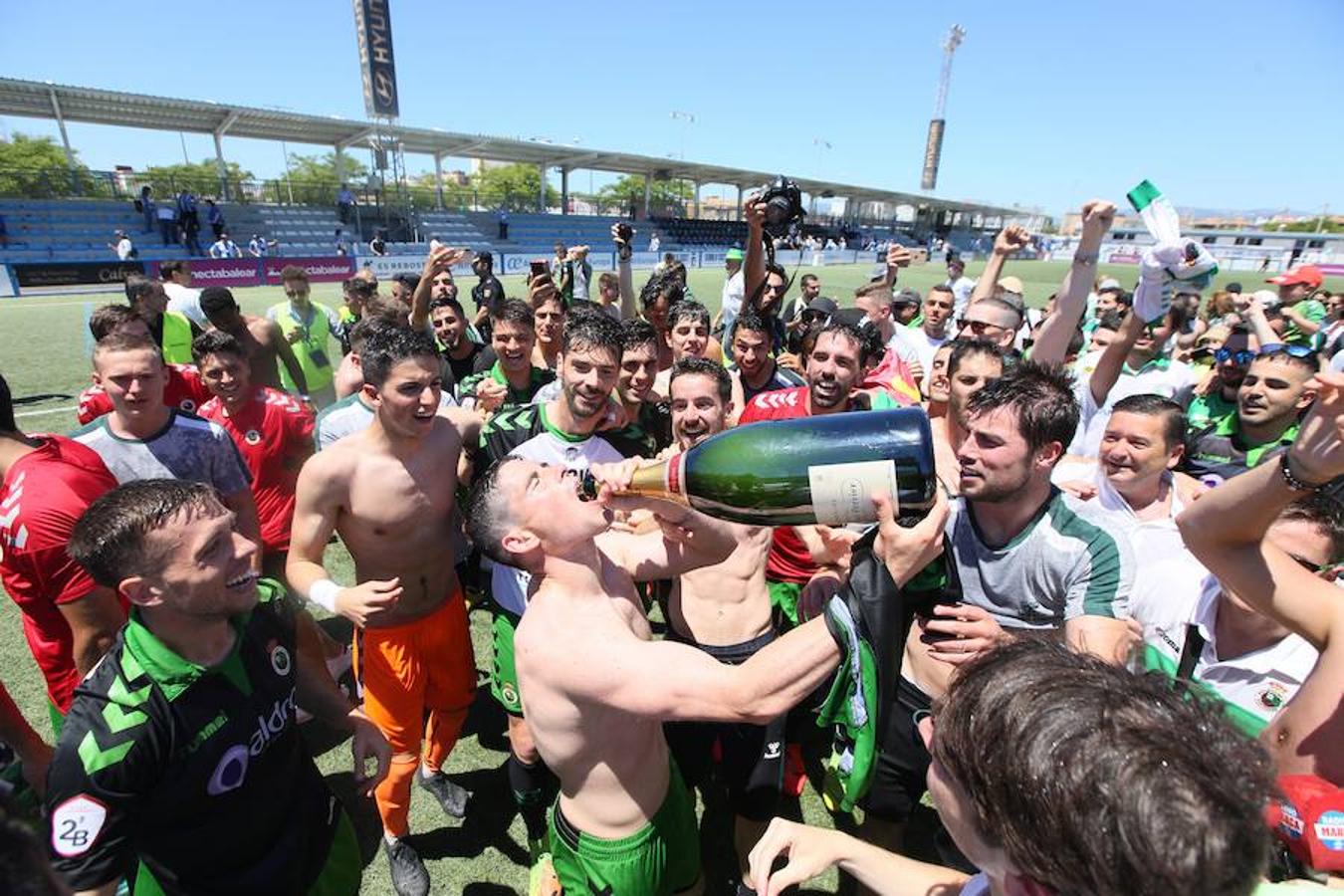 Fotos: Así celebran los jugadores del Racing y el equipo técnico el ascenso a Segunda División