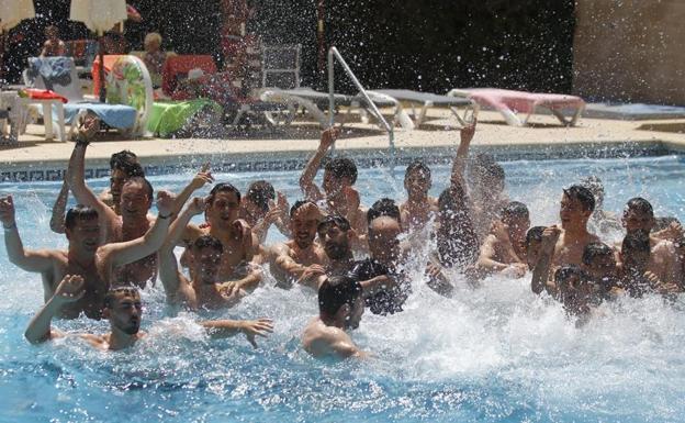 Celebración en la piscina del hotel de Mallorca