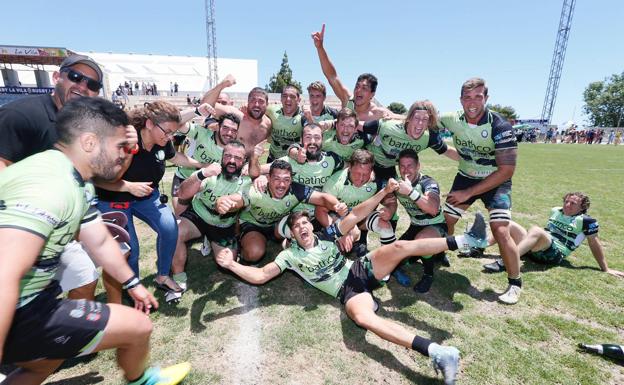 Los jugadores del conjunto cántabro celebran el ascenso.