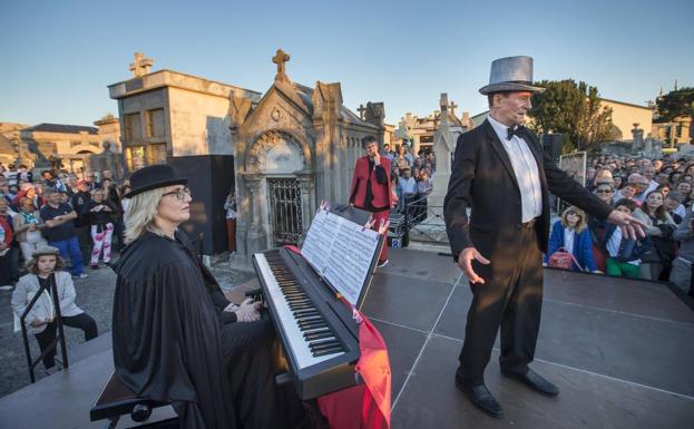 La iniciativa cultural en el cementerio santanderino contó con numeroso público.