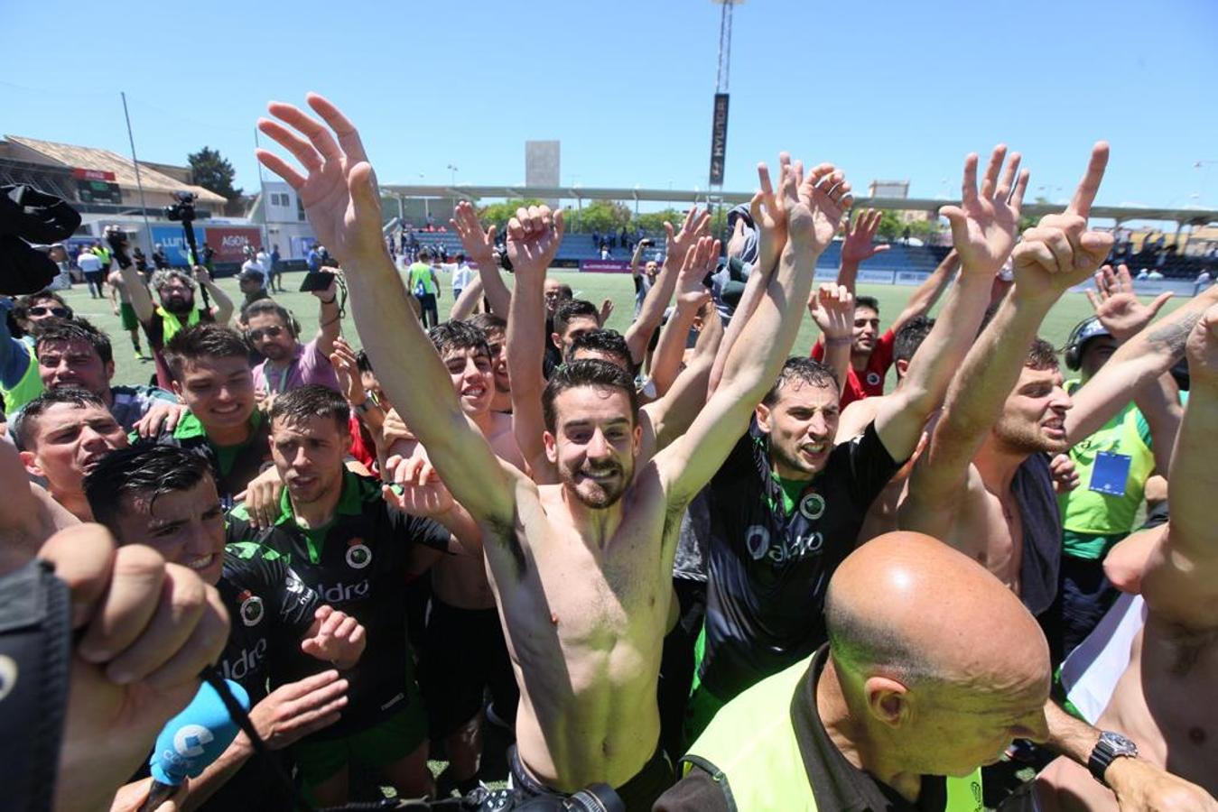 Fotos: Así celebran los jugadores del Racing y el equipo técnico el ascenso a Segunda División