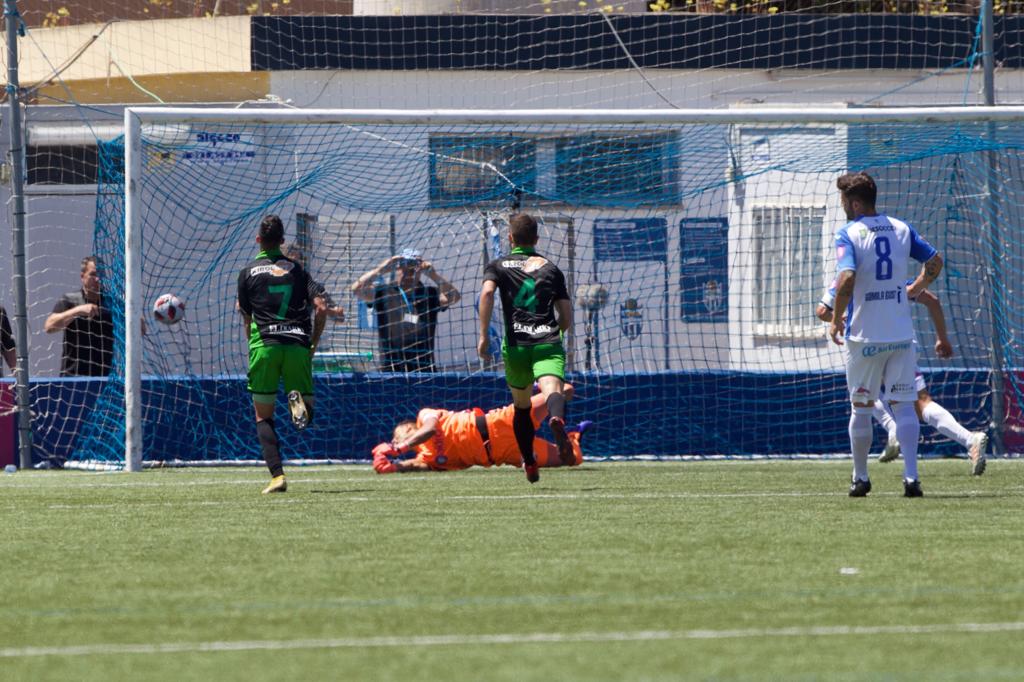 Un gol de Buñuel de penalti permitió al Racing subir de categoría tras el empate a cero de la ida